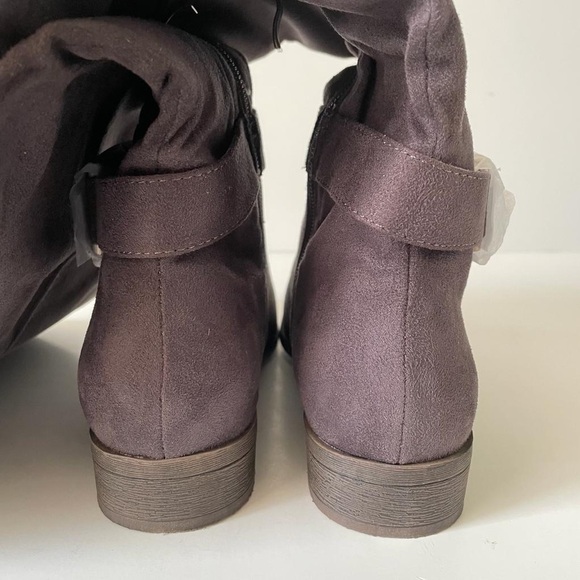 Nib Journee Collection Cate Extra Wide Calf Knee High Boots in Grey Faux Suede - Picture 9 of 11